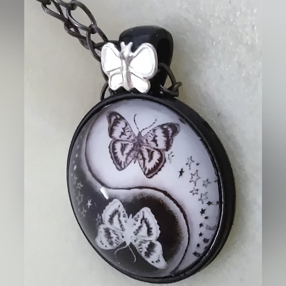 Yin Yang Modified Butterfly Cabochon - Picture 7 of 10